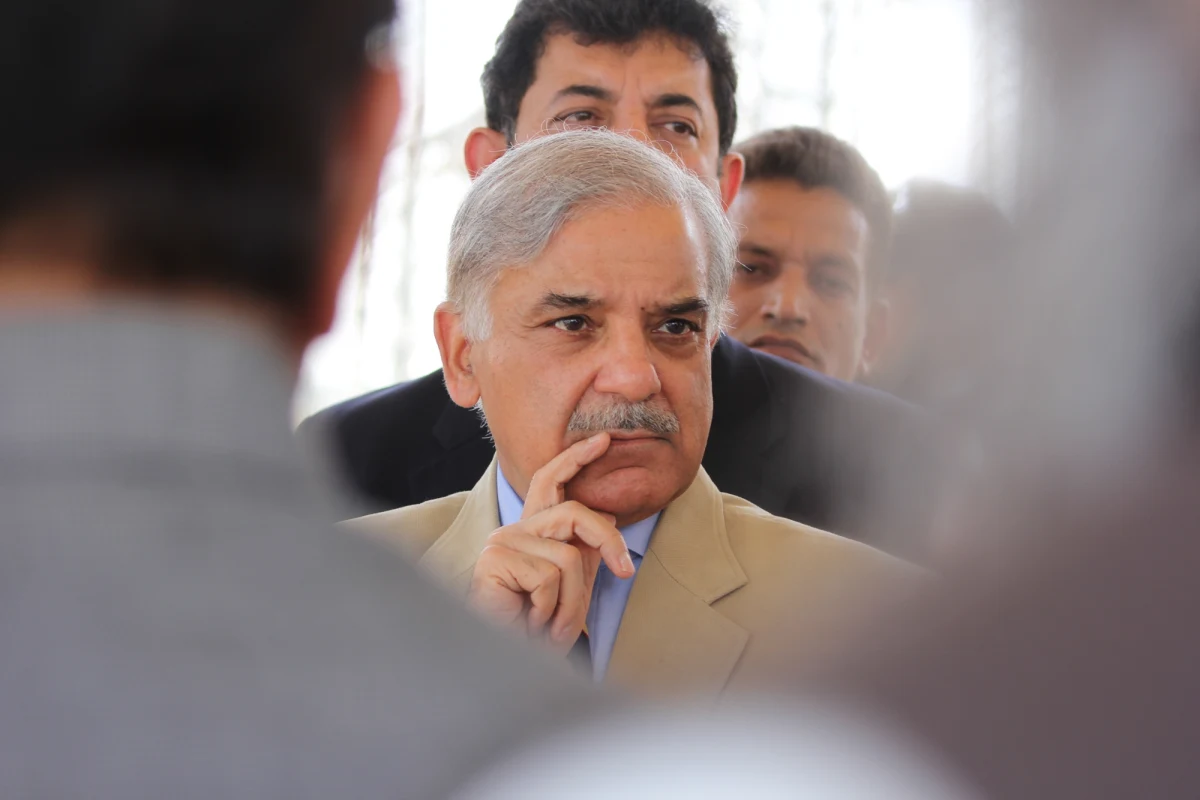 Sytuacja na Bliskim Wschodzie staje się coraz bardziej napięta. Premier Pakistanu Shehbaz Sharif wezwał prezydenta USA Donalda Trumpa do przedłużenia ultimatum wobec Iranu o dwa tygodnie. Zaapelował też do władz w Teheranie o otwarcie cieśniny Ormuz na ten czas. Apel pojawił się tuż przed zapowiadanymi przez Trumpa zmasowanymi atakami na Iran.