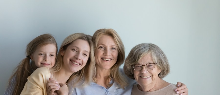 Kiedy pójść po raz pierwszy do ginekologa? Kiedy zrobić cytologię i mammografię? Jakie szczepienia wykonać? Jak przygotować się do ciąży? Jak zadbać o zdrowie i dobre samopoczucie w okresie perimenopauzy i menopauzy? Takie pytania zadają sobie kobiety na różnych etapach życia. Im wcześniej zadbamy o profilaktykę, tym większe mamy szanse na długie życie w dobrym zdrowiu! Warto tego uczyć od najmłodszych lat. W cyklu „Twoje Zdrowie w Faktach RMF FM” wraz z profesorem Grzegorzem Franikiem – ginekologiem i endokrynologiem z Uniwersyteckiego Centrum Klinicznego w Katowicach, bierzemy pod lupę zdrowie kobiet w różnych okresach życia. 