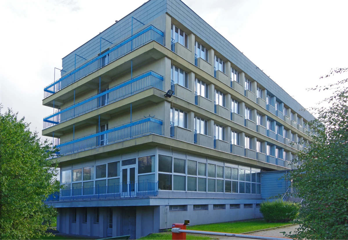 Uniwersytet Gdański otrzyma niemal 15,5 mln zł z Ministerstwa Nauki i Szkolnictwa Wyższego na gruntowny remont i rozbudowę Domu Studenckiego nr 9 w Sopocie. Po zakończeniu inwestycji w budynku przy ul. Bitwy pod Płowcami 64 zamieszka 230 studentów i studentek – poinformowała rzeczniczka uczelni, Magdalena Nieczuja-Goniszewska.