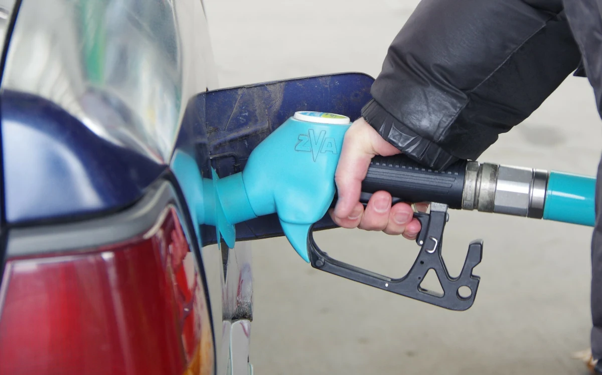 Najpierw spada cena ropy, potem cena w hurcie, a potem ceny na stacjach paliw - powiedział minister finansów i gospodarki Andrzej Domański. Jak stwierdził, spadki cen ropy przełożą się na niższe ceny paliw, ale zajmie to kilka dni.