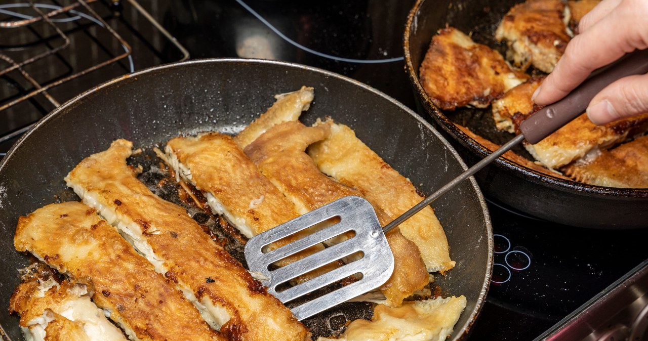 Nie możesz znieść zapachu smażonej ryby? Wymocz ją w tym i pożegnaj problem