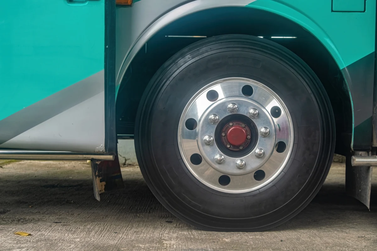 Groźny wypadek miał miejsce we wtorek we Wrocławiu. Opona autobusu komunikacji miejskiej wybuchła, raniąc stojącą na przystanku kobietę.