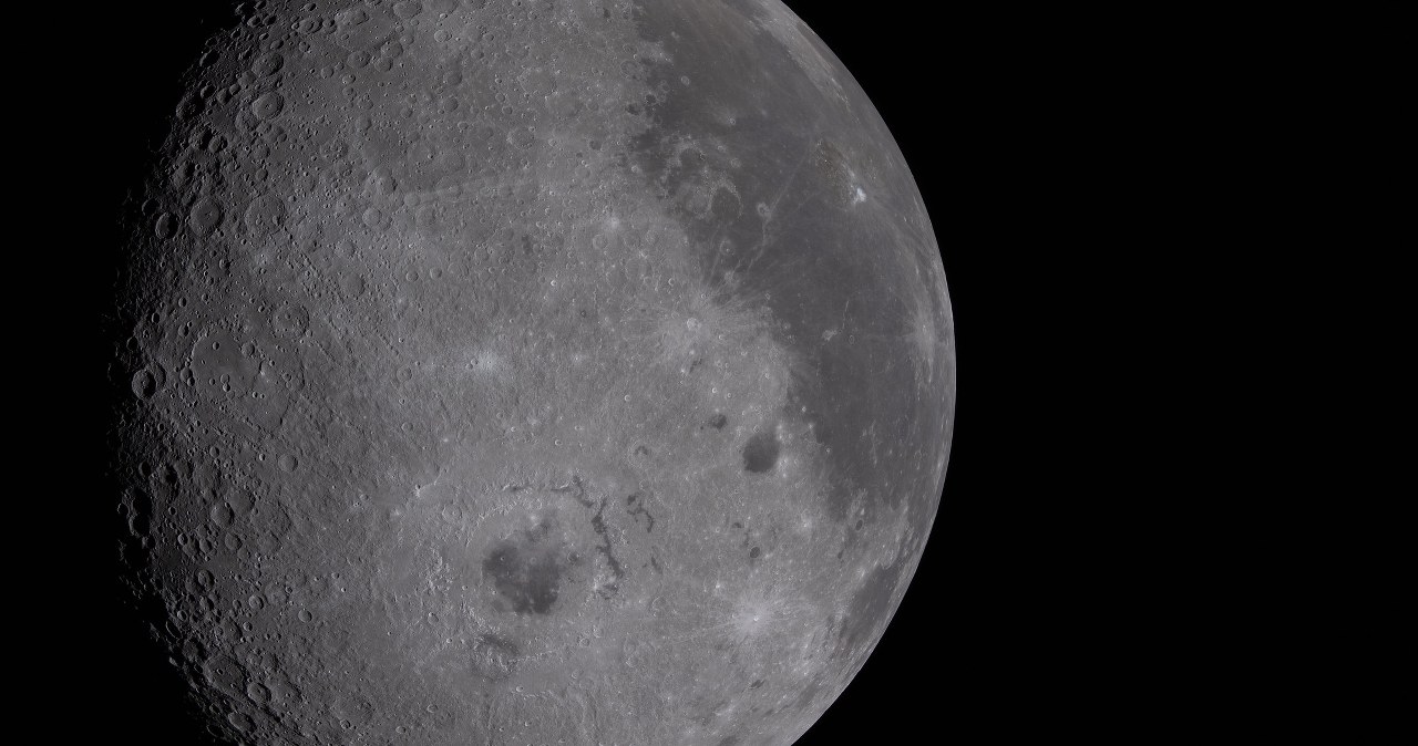 Dziwne pytania o Księżyc. Do kogo należy i jaki tam jest czas?