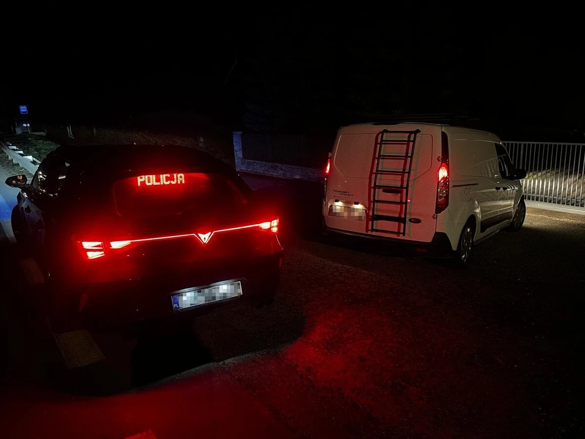 Wyjątkowo nieodpowiedzialnego kierowcę zatrzymali w sobotę policjanci z Jasła (woj. podkarpackie). Mężczyzna był pod wpływem narkotyków, znacznie przekroczył prędkość w terenie zabudowanym i wyprzedzał na przejeździe kolejowym.