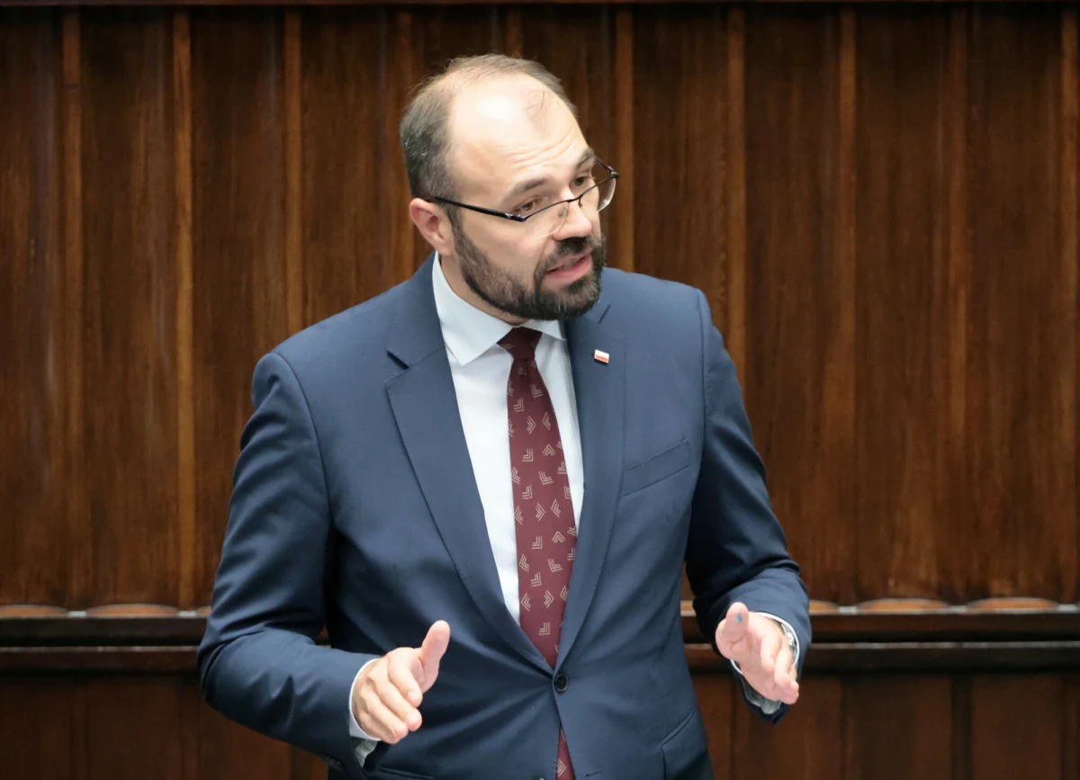 Czarna seria Krzysztofa Szczuckiego. W ubiegłym tygodniu parlamentarzysta został zawieszony w prawach członka PiS. Teraz do warszawskiego sądu trafił akt oskarżenia przeciwko niemu. Chodzi o nadużycia w czasie, gdy Szczucki był szefem Rządowego Centrum Legislacji. 