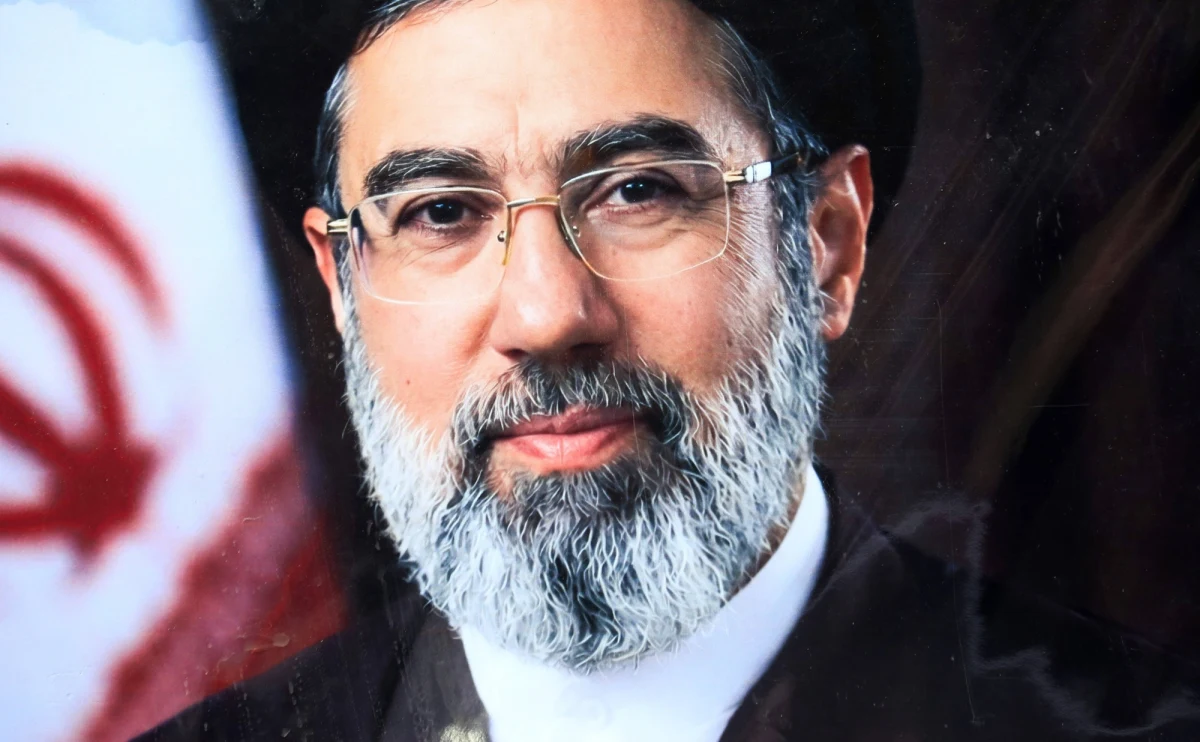 Portal Axios ujawnia szczegóły zakulisowych negocjacji pokojowych między Stanami Zjednoczonymi a Iranem. Jak się okazuje, proces był niezwykle napięty, momentami chaotyczny, a kluczową rolę odegrał nowy przywódca Iranu Modżtaba Chamenei, który - w obliczu aktywnego zagrożenia zamachem ze strony Izraela - komunikował się za pośrednictwem... listów przekazywanych przez kurierów.