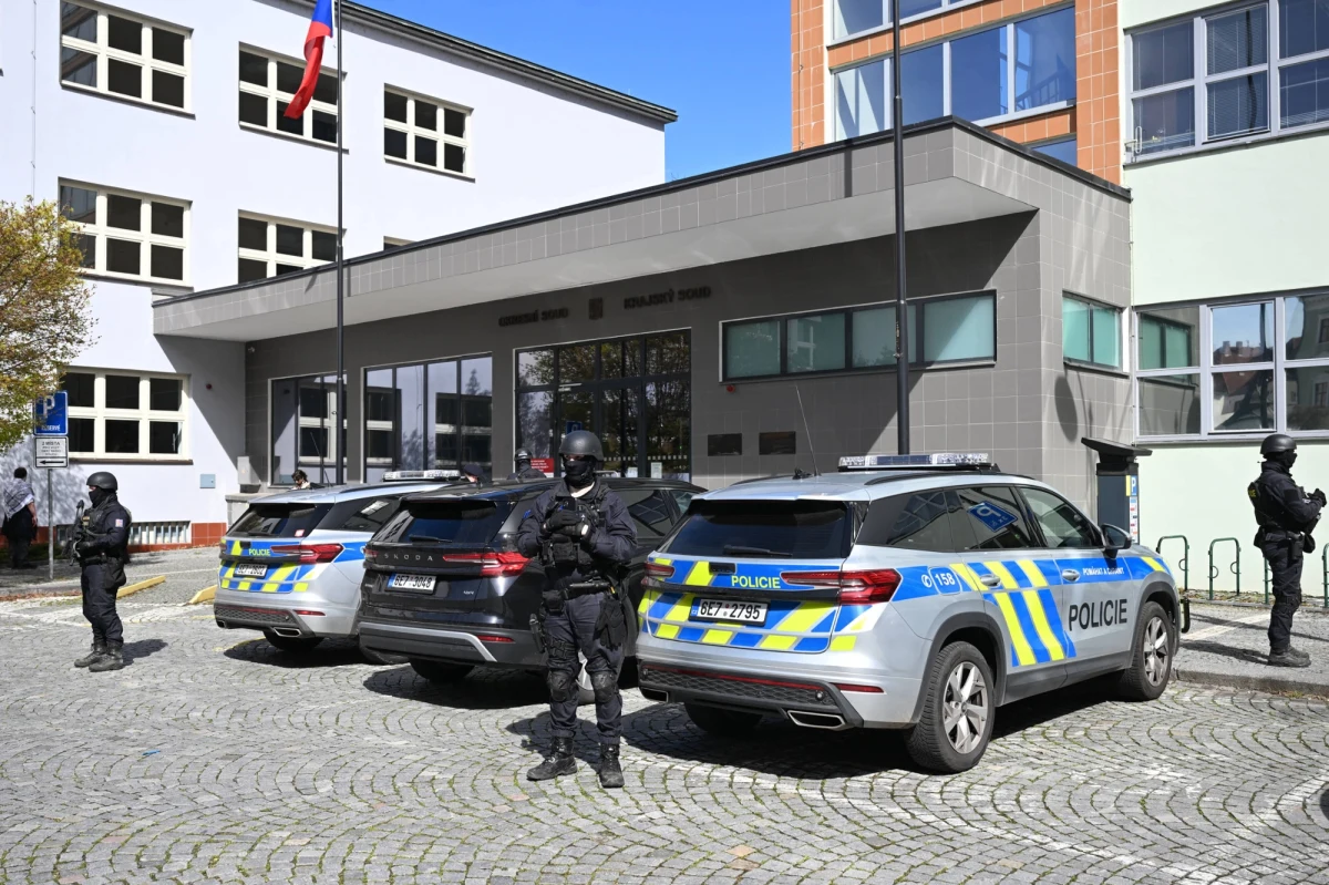 ​Funkcjonariusze Agencji Bezpieczeństwa Wewnętrznego zatrzymali w Zielonej Górze kolejnego, 23-letniego Polaka, któremu zarzuca się pomocnictwo przy umyślnym wznieceniu pożaru w czeskich Pardubicach - przekazał w środę rzecznik ministra koordynatora służb specjalnych Jacek Dobrzyński.