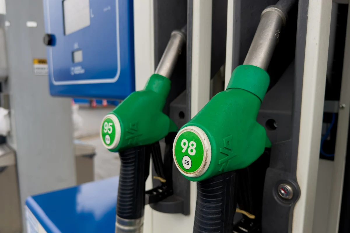 Minister energii ogłosił maksymalne ceny paliw w Polsce na czwartek 9 kwietnia. Litr benzyny 95 ma kosztować nie więcej niż 6,27 zł, benzyny 98 - 6,88 zł, a oleju napędowego - 7,83 zł. Premier Donald Tusk poinformował, że rząd na razie nie zamierza rezygnować z pakietu "Ceny Paliw Niżej".