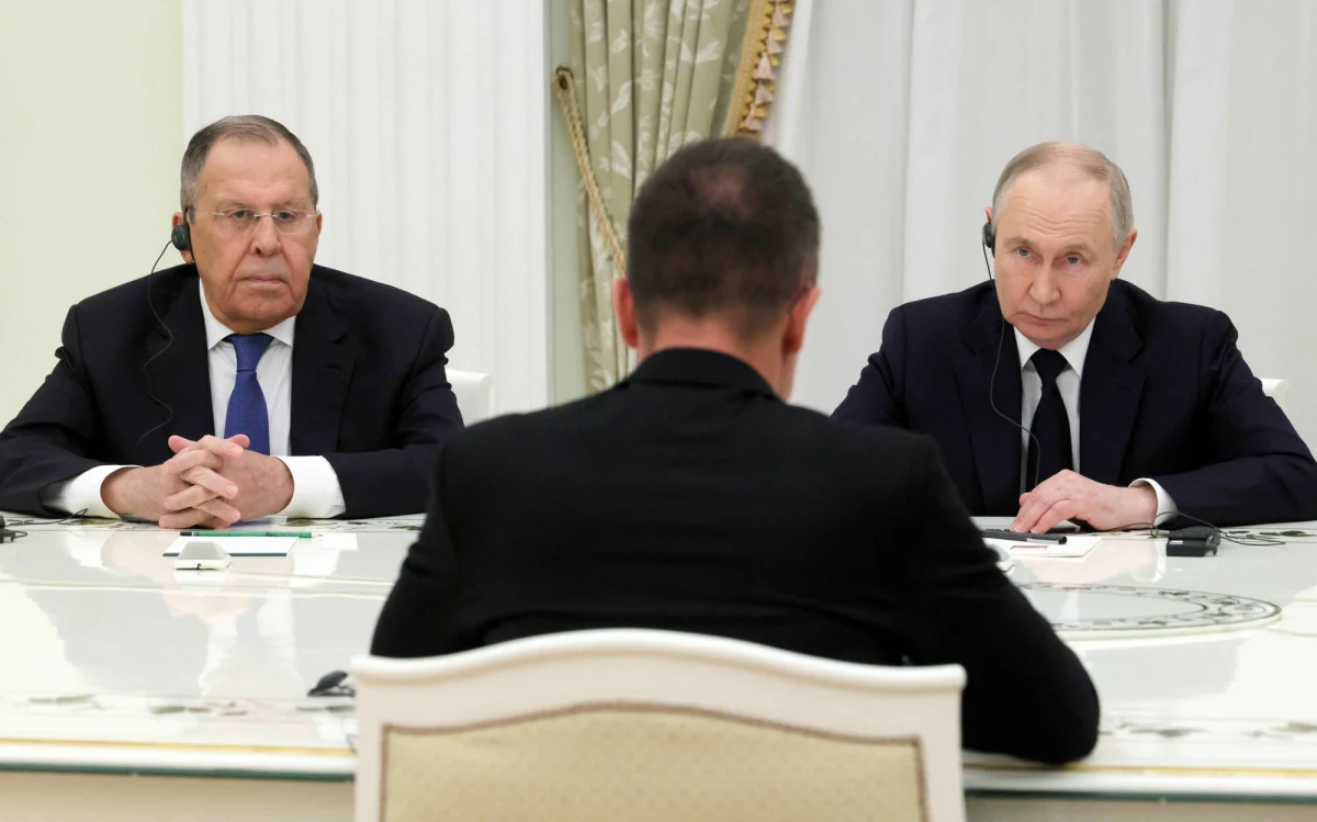 Politico podaje, że węgierski minister spraw zagranicznych Péter Szijjártó i rosyjski minister zdrowia Michaił Muraszko podpisali umowę, która obejmuje współpracę w takich dziedzinach jak energetyka, edukacja, kultura i sport. To jasno pokazuje, że tuż przed zbliżającymi się wyborami parlamentarnymi rząd w Budapeszcie próbuje zrobić wszystko, by zbliżyć się do Moskwy.