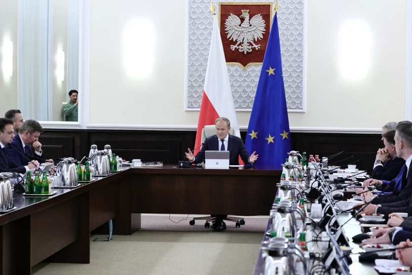 Zaskakujące wyniki sondażu CBOS. Tylko jedna partia koalicji w Sejmie