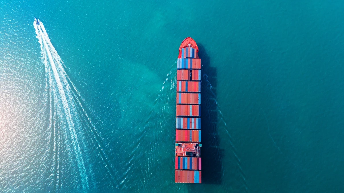 Pierwsze dwa statki przepłynęły przez cieśninę Ormuz po tym, jak Iran w nocy zgodził się na jej ponowne otwarcie. Taką informację przekazał serwis MarineTraffic, zajmujący się śledzeniem ruchu morskiego.