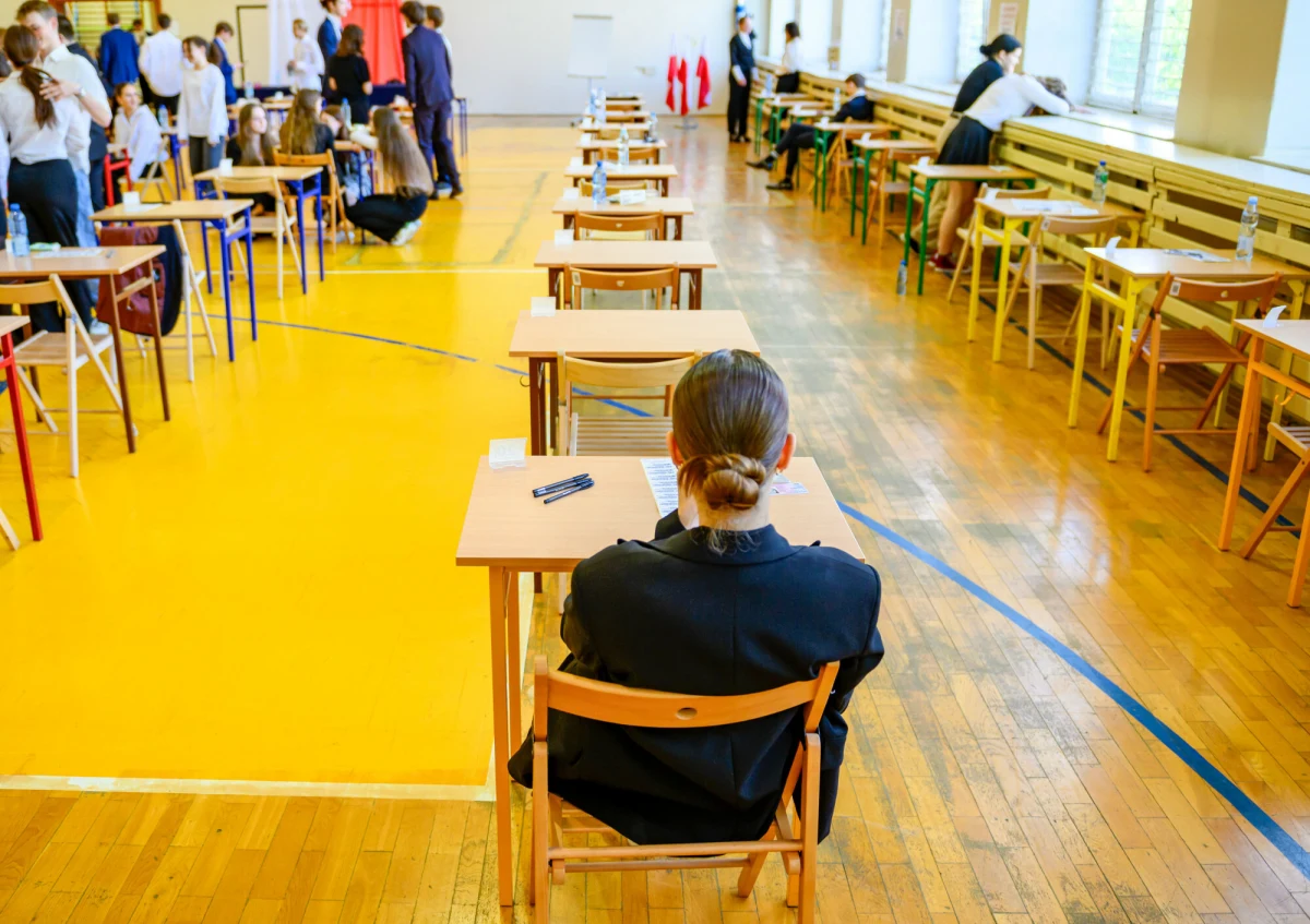 Egzamin maturalny w 2026 roku zbliża się wielkimi krokami. Pierwszy egzamin – z języka polskiego na poziomie podstawowym – odbędzie się tuż po majówce. Sprawdź, jakie są wymagania, co można zabrać na salę oraz najważniejsze terminy, które musi znać każdy maturzysta. Przypominamy, że jak każdego roku na www.rmf24.pl tuż po zakończeniu egzaminów z języka polskiego, matematyki i języka angielskiego na poziomie podstawowym opublikujemy arkusze CKE, a także propozycje rozwiązań, przygotowane przez naszych ekspertów. 