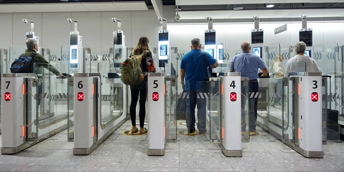 Na lotnisku Katowice zostanie zainstalowanych 15 bramek automatycznej kontroli granicznej (ABC - Automated Border Control). Inwestycja ma poprawić przepustowość przejścia granicznego i zwiększyć komfort pasażerów. Koszt zakupu urządzeń - łącznie 10 mln zł - został podzielony między budżet państwa (7 mln zł) oraz zarządcę portu, Górnośląskie Towarzystwo Lotnicze (3 mln zł).