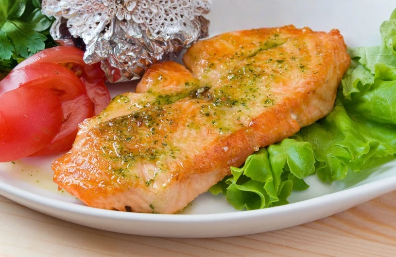Najprostszy sposób na łososia w ziołach. Smakuje jak z restauracji