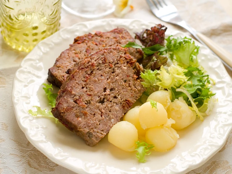 Domowa, soczysta pieczeń z mięsa mielonego. Na obiad i do kanapek