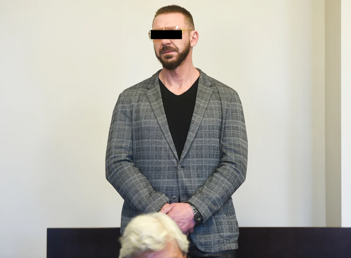 Sąd Okręgowy w Łodzi zwrócił się do Sądu Najwyższego o przekazanie innej placówce sprawy adwokata Pawła K., skazanego za spowodowanie śmiertelnego wypadku drogowego, który ubiega się o odbywanie kary 1,5 roku więzienia w systemie dozoru elektronicznego. Decyzja, który sąd rozpatrzy wniosek obrońcy, ma zapaść w najbliższym czasie.