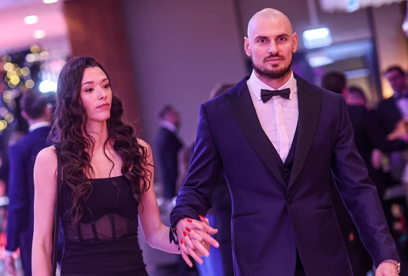 Ona młodsza od niego o 13 lat. Ich związek do dziś wzbudza kontrowersje