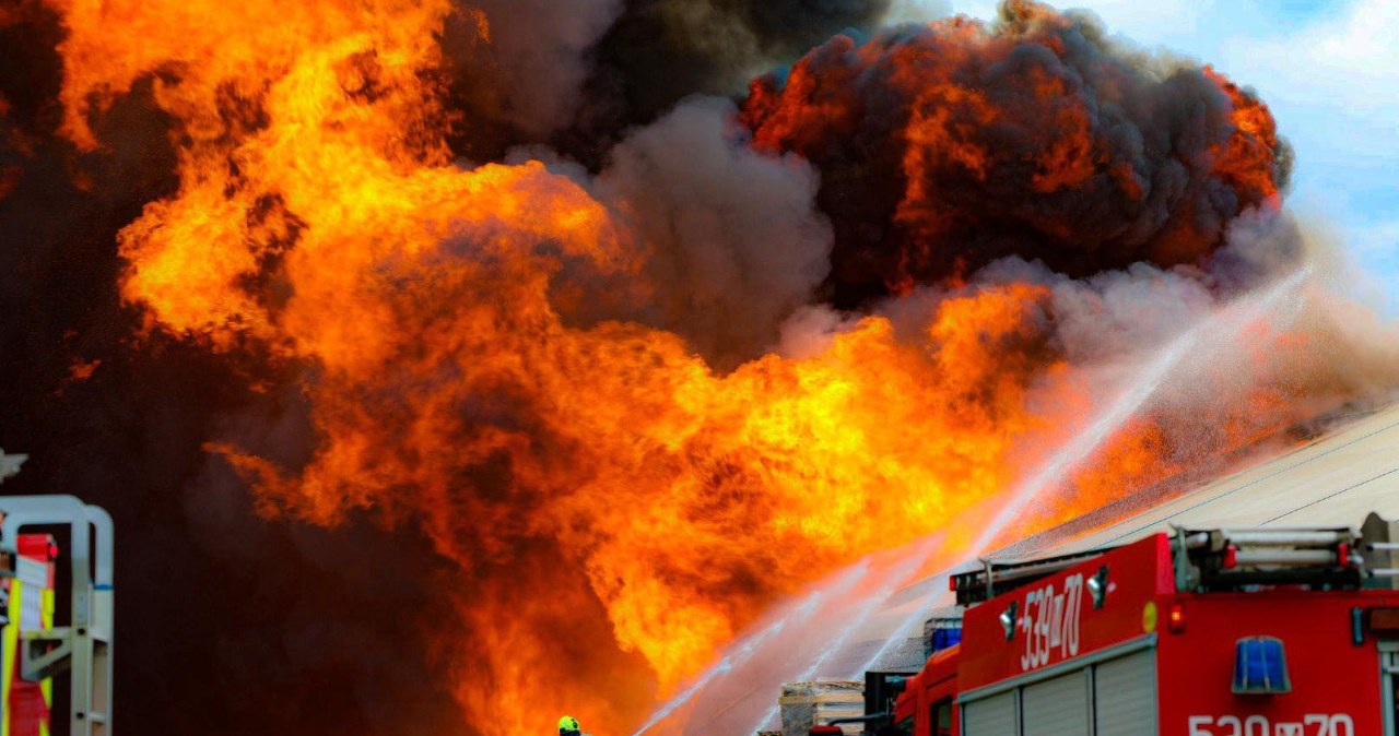 Łomna. Wielki pożar hali produkcyjnej przy trasie S7. Trwa akcja gaśnicza Łomna. Wielki pożar hali produkcyjnej przy trasie S7. Trwa akcja gaśnicza