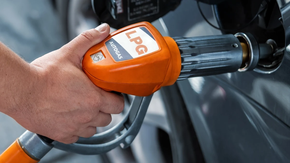 ​Nie ma obecnie planów objęcia gazu LPG przepisami podobnymi do tych, które dotyczą benzyny i oleju napędowego - poinformowało w środę Ministerstwo Energii. Resort tłumaczy, że przyjęte w ramach pakietu CPN ("Ceny Paliwa Niżej") mechanizmy mają charakter interwencyjny i są ukierunkowane na paliwa o kluczowym znaczeniu dla funkcjonowania gospodarki oraz stabilności cenowej, czyli na benzynę i olej napędowy.