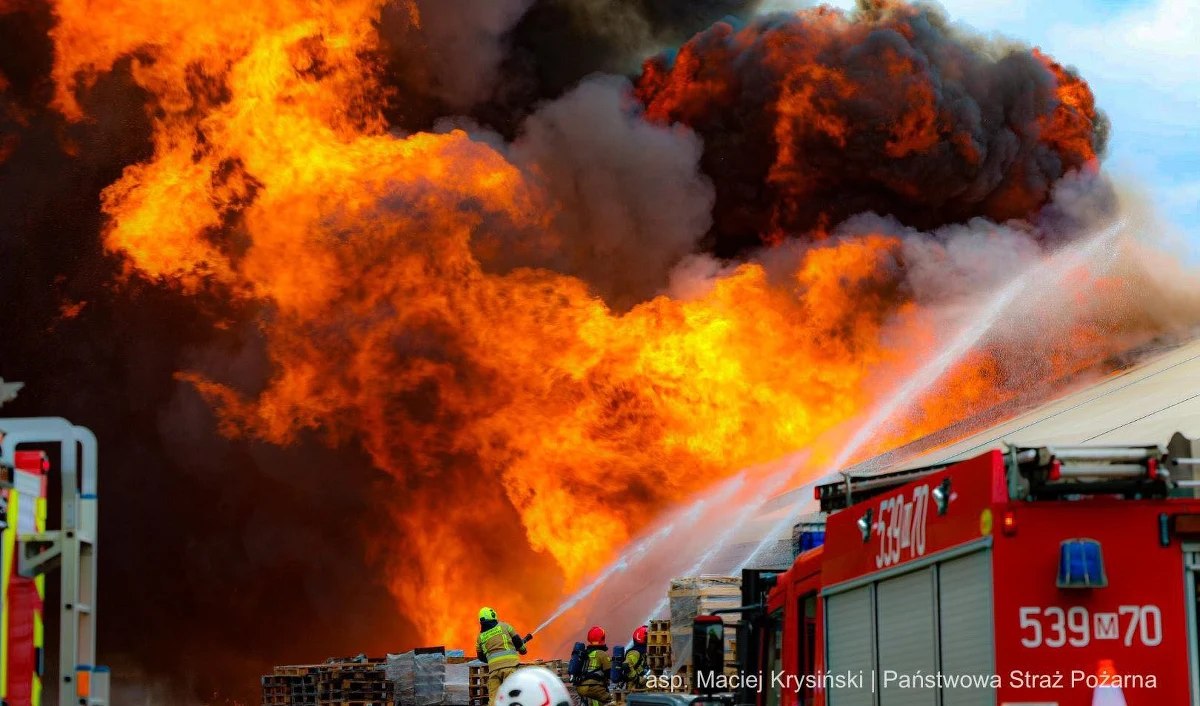 W środowe popołudnie wybuchł pożar w hali hurtowni spożywczej w miejscowości Łomna na Mazowszu. Z ogniem walczy 21 zastępów straży pożarnej. Nikt nie został poszkodowany.