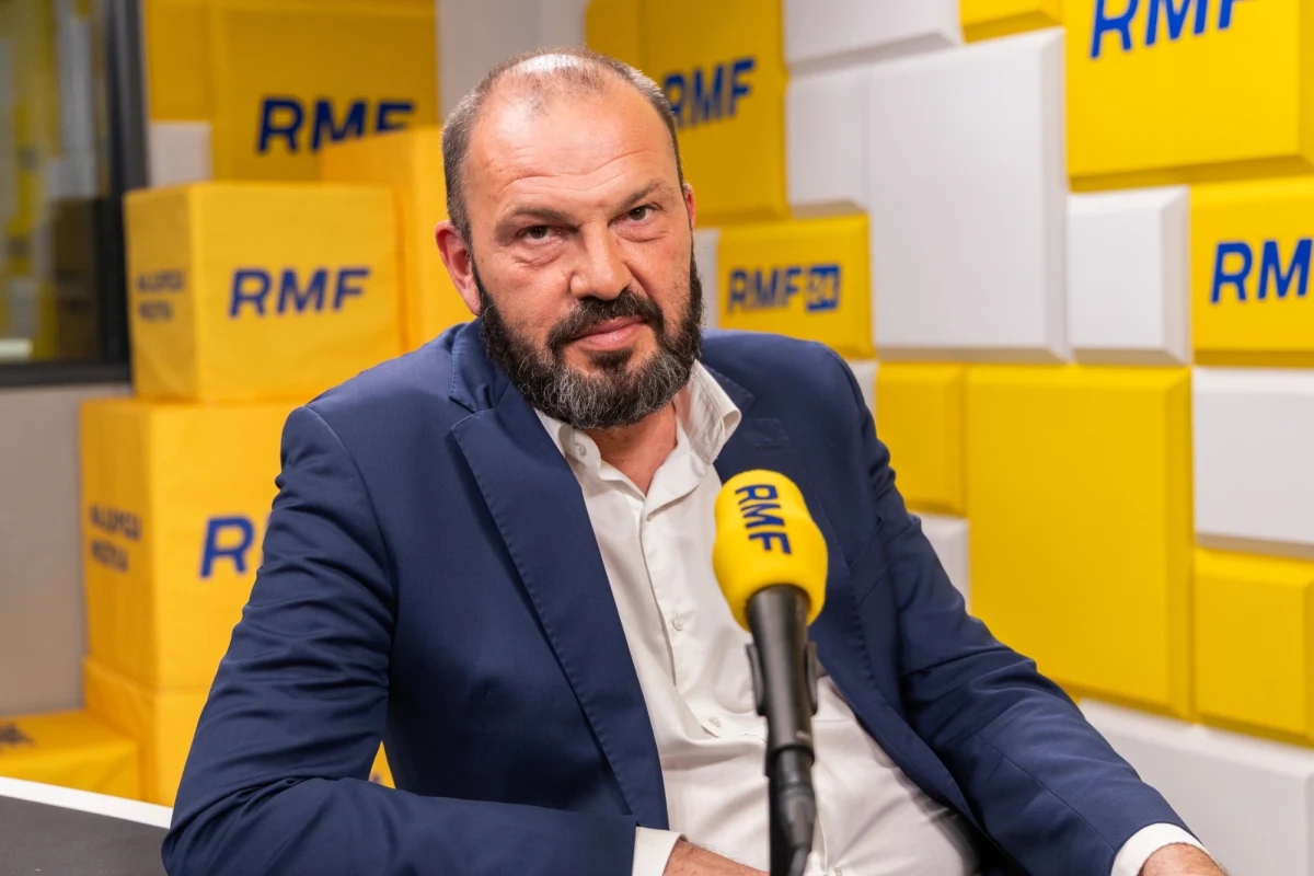 "Przymierzamy się do tego, żeby w ambulatoryjnej opiece specjalistycznej wprowadzić podobne rozwiązanie, czyli podobny mechanizm, jak ten, który wprowadziliśmy w ambulatoryjnych świadczeniach diagnostyki kosztochłonnej" – powiedział w Popołudniowej rozmowie w RMF FM wiceprezes NFZ Jakub Szulc. Od początku tego miesiąca NFZ płaci mniej za badania, takie jak kolonoskopia, wykonywane ponad limit zawarty w kontrakcie.