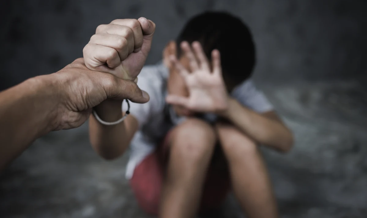 Sąd Rejonowy w Sieradzu zdecydował o trzymiesięcznym areszcie dla 37-letniego mieszkańca miasta, podejrzanego o przekazanie nieletniemu narkotyków w zamian za propozycję intymnego spotkania. Według informacji lokalnych mediów, zatrzymany to nauczyciel jednej ze szkół podstawowych.