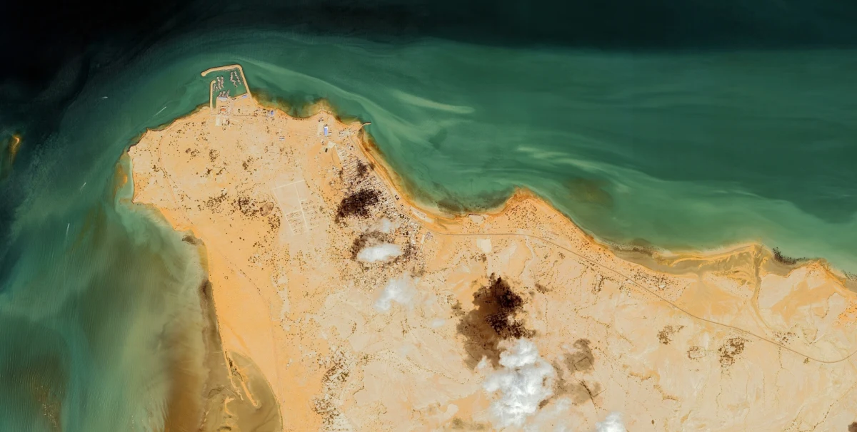 Iran najpierw oficjalnie poinformował o zamknięciu cieśniny Ormuz w odpowiedzi na kontynuowane przez Izrael ataki na Liban. Po tym komunikacie rzeczniczka Białego Domu przekazała, ze Iran zgodził się na otwarcie cieśniny. Uruchomienie szlaku wodnego przez Ormuz było kluczowym punktem ogłoszonego minionej nocy rozejmu między Iranem i USA.