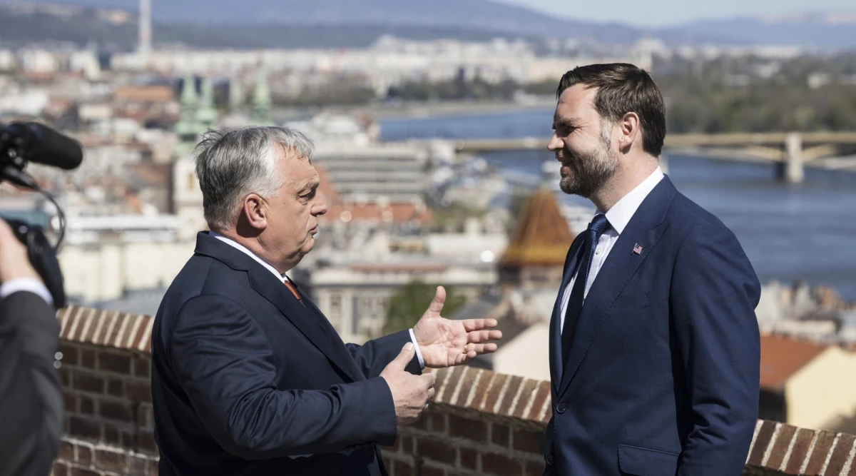 Węgry ogłosiły duże inwestycje w Stanach Zjednoczonych, obejmujące zakup ropy naftowej, rozwój energetyki jądrowej oraz modernizację armii. Decyzje zapadły tuż po wizycie wiceprezydenta USA J.D. Vance’a w Budapeszcie i mają na celu zacieśnienie współpracy gospodarczej oraz wzmocnienie bezpieczeństwa energetycznego i militarnego kraju.