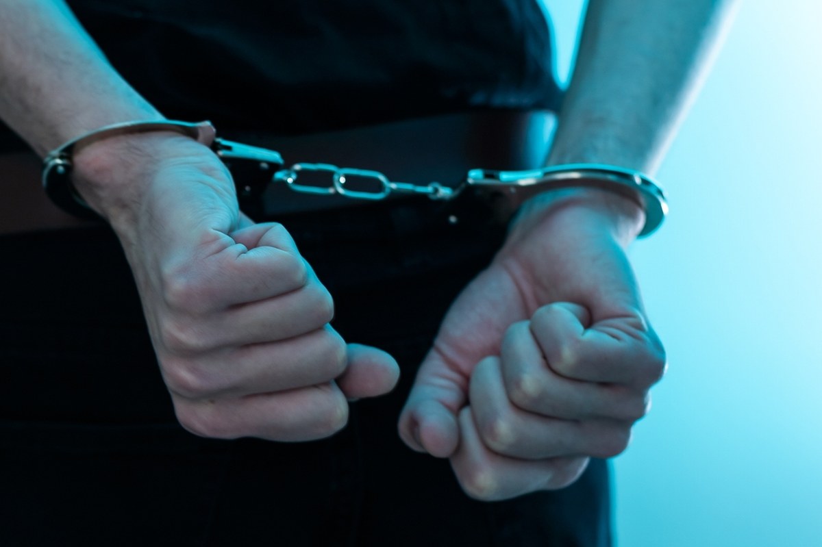 Z młotkiem rzucił się na śpiącą matkę. Szokujący atak w Warszawie