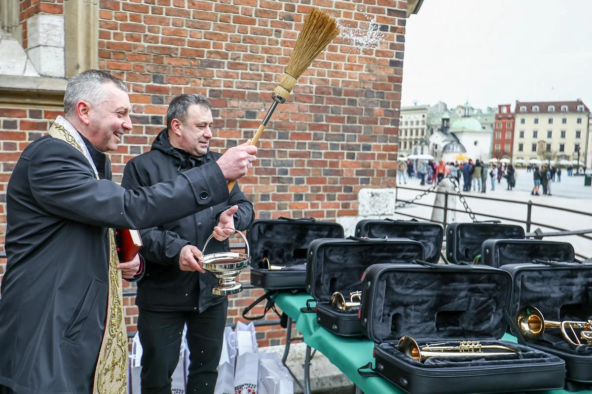 Krakowski hejnał to nieodłączny element życia miasta, który od ponad 600 lat rozbrzmiewa z Wieży Mariackiej, wyznaczając rytm codzienności mieszkańców i turystów. Teraz ta wyjątkowa tradycja zyskała nowe wsparcie – hejnaliści otrzymali bowiem osiem nowych trąbek, które zastąpią dotychczas używane instrumenty.