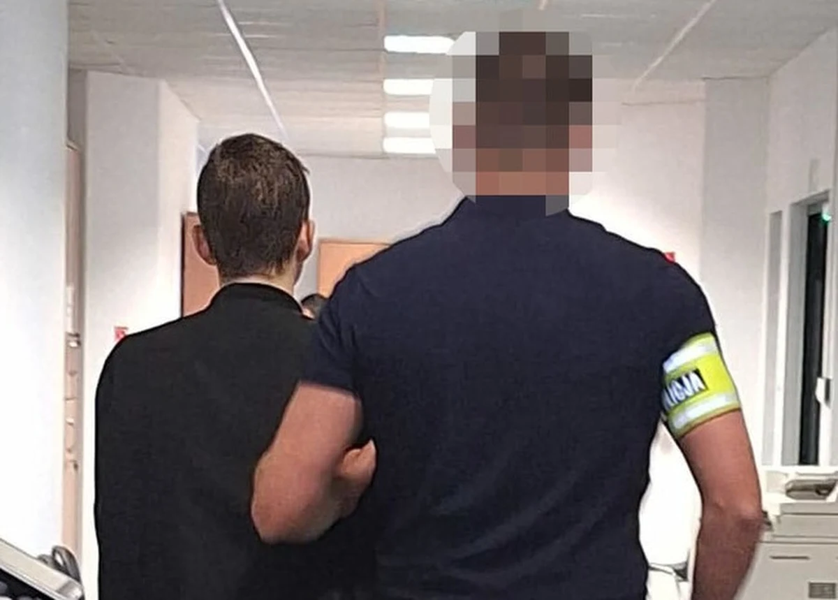 Dożywocie grozi 19-latkowi z Warszawy, który zaatakował młotkiem swoją matkę i jej partnera. Młody mężczyzna usłyszał już zarzuty i został tymczasowo aresztowany.