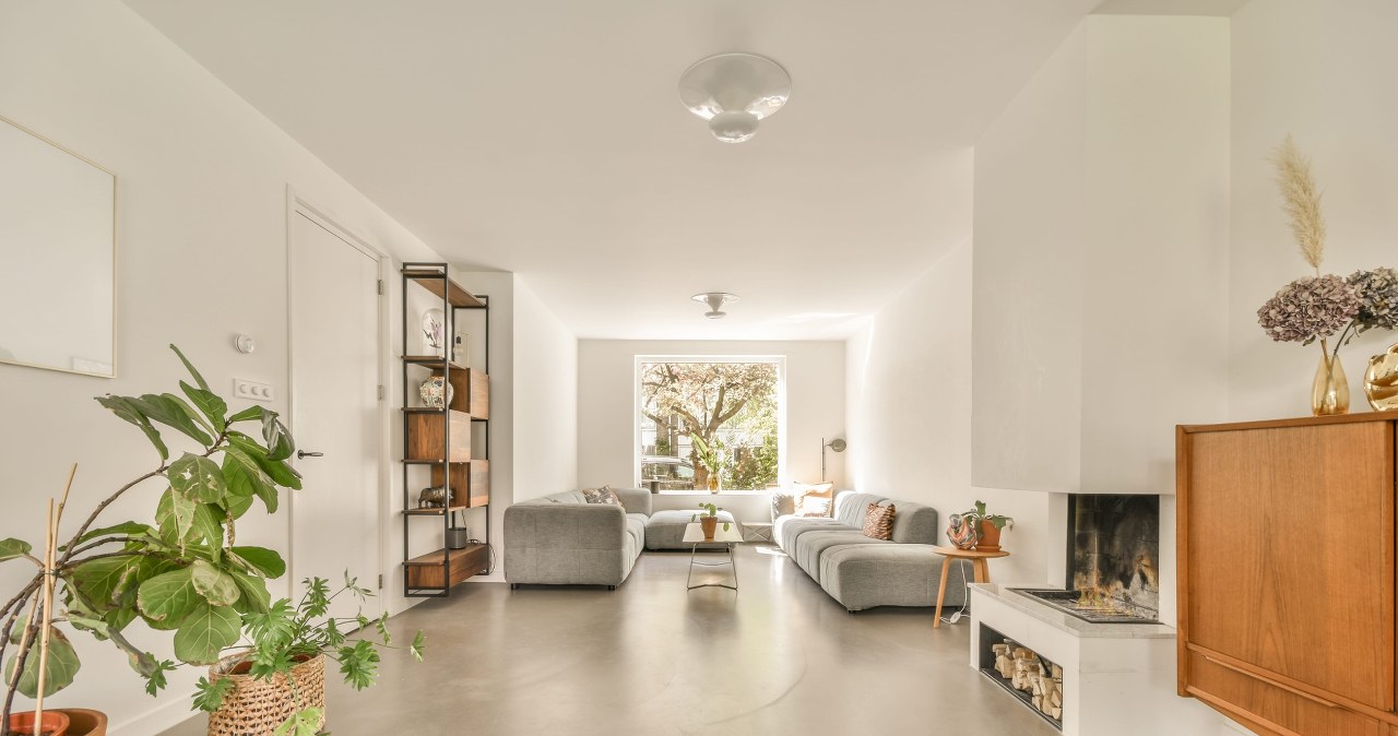 Panele i płytki są już passe. Teraz na podłogach rządzi to