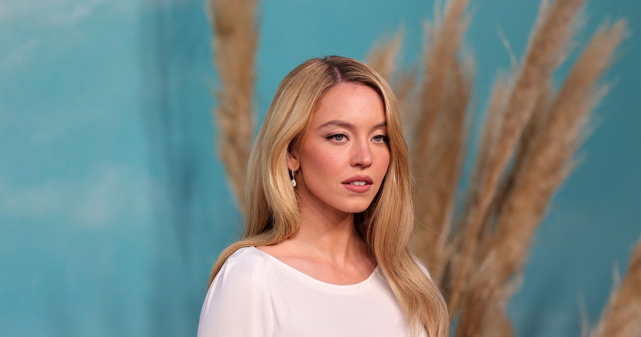Sydney Sweeney zachwyca w sukience Pierre Cardin. Talia i nogi bezbłędne