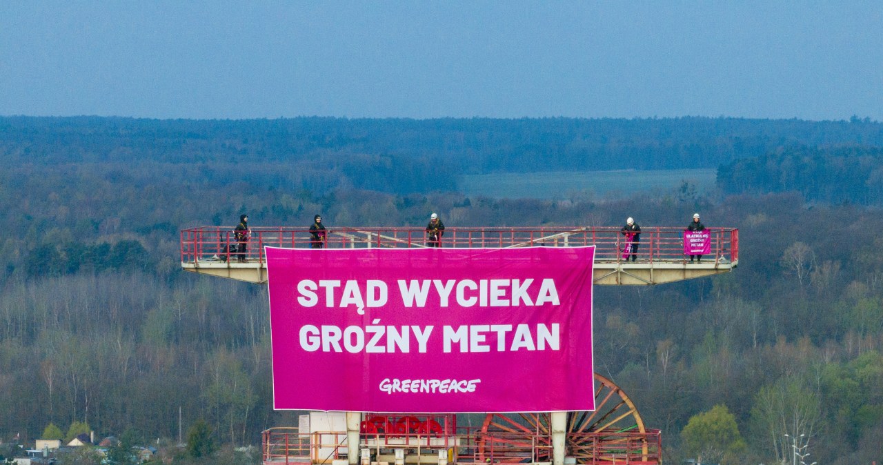 „Stąd wycieka groźny metan”. Aktywiści Greenpeace weszli na szyb kopalni „Stąd wycieka groźny metan”. Aktywiści Greenpeace weszli na szyb kopalni