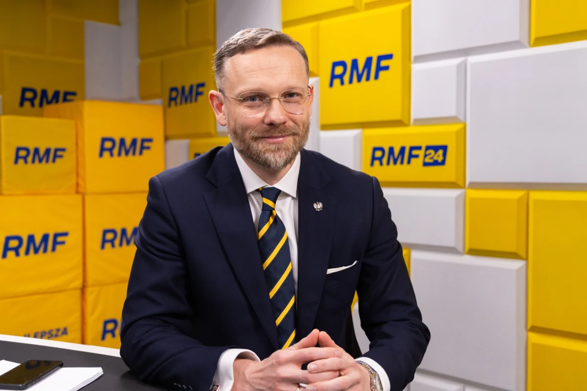 Szef kancelarii prezydenta Zbigniew Bogucki powiedział w Porannej rozmowie w RMF FM, że dzisiejsza uroczystość ślubowania sędziów Trybunału Konstytucyjnego w Sejmie - w rozumieniu prawa - będzie nieważna. "Jeżeli przyszli funkcjonariusze publiczni nie działają w granicach prawa, działają bez podstawy prawnej, ten akt będzie nieważny, nie będzie miał żadnych skutków prawnych. Trybunał Konstytucyjny jasno mówi o ślubowaniu w obecności prezydenta" - komentował.