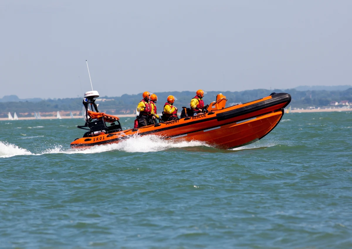 ​Cztery osoby zginęły u wybrzeży północnej Francji, próbując przepłynąć kanał La Manche - informują lokalne władze Francji. 