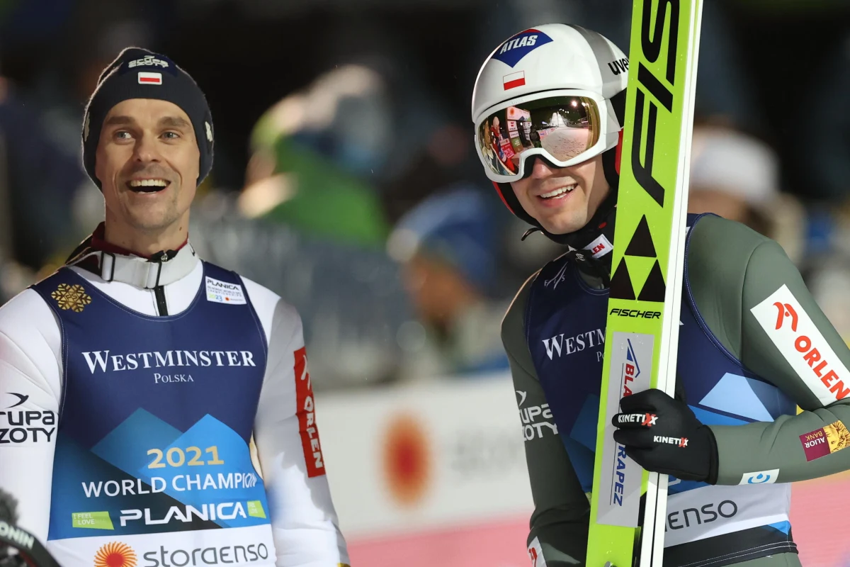 ​"Mam plan na przyszły sezon: na pewno będę skakał. Nie planuję długofalowo, tylko z roku na rok. Jeszcze nie mam dość tego sportu i chcę powalczyć" - zadeklarował 39-letni Piotr Żyła, który jest jednym z najbardziej doświadczonych polskich skoczków narciarskich. W tym roku karierę sportową zakończył Kamil Stoch.