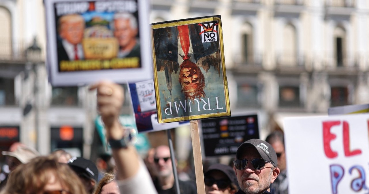 Bolesny sondaż USA. Przegrywają z największym rywalem