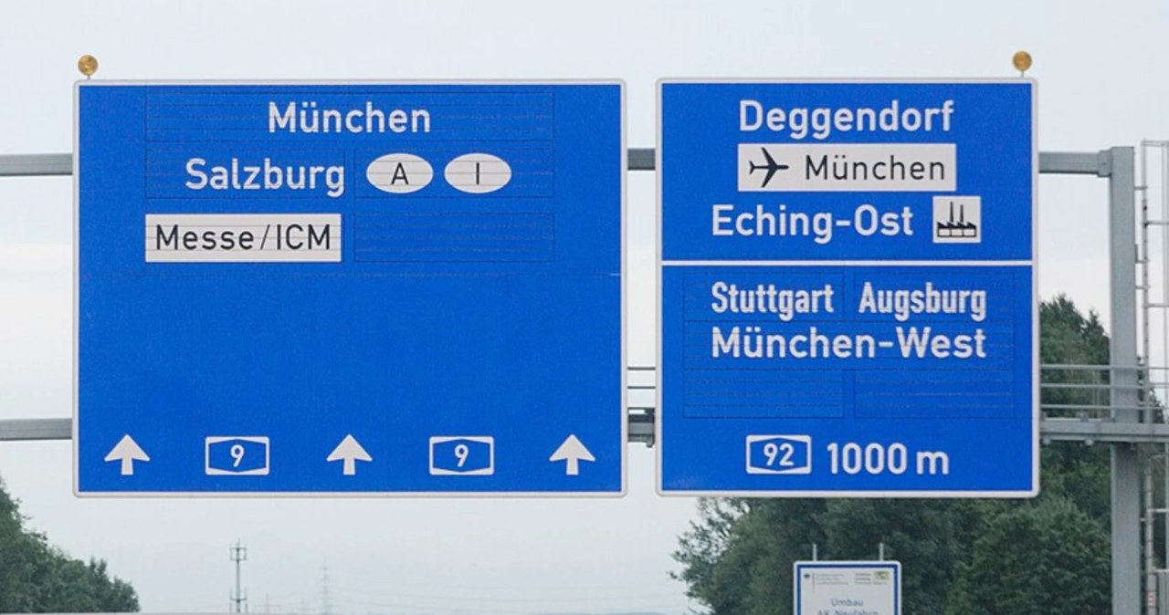 Biała poprzeczka na tablicy z miejscowościami. To duże ułatwienie dla kierowców