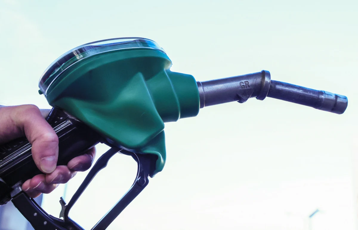 Maksymalne ceny paliw w Polsce nieco niższe niż w ostatnich dniach. Minister energii ogłosił, że w piątek, 10 kwietnia, litr benzyny 95 ma kosztować nie więcej niż 6,17 zł, benzyny 98 - 6,77 zł, a oleju napędowego - 7,66 zł. 