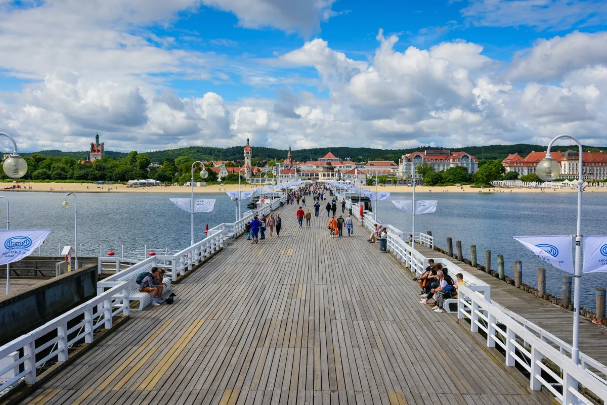 Od 10 kwietnia wejście na słynne sopockie molo ponownie będzie płatne. Władze miasta zdecydowały o utrzymaniu dotychczasowych cen biletów. Sprawdź, kto może wejść za darmo, jakie są zniżki i jak najwygodniej kupić bilet.