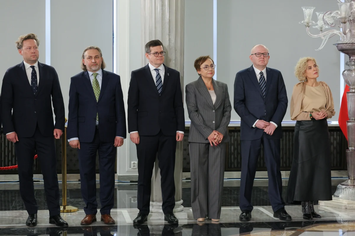 Zaledwie 10 minut trwała uroczystość ślubowania czwórki wybranych przez Sejm sędziów Trybunału Konstytucyjnego. To: Krystian Markiewicz, Maciej Taborowski, Marcin Dziurda oraz Anna Korwin-Piotrowska. W sumie Sejm wybrał sześcioro sędziów. Dwoje z nich - Magdalena Bentkowska i Dariusz Szostek - w ubiegłym tygodniu złożyło ślubowanie przed prezydentem Karolem Nawrockim. Także oni dziś ponownie ślubowali.