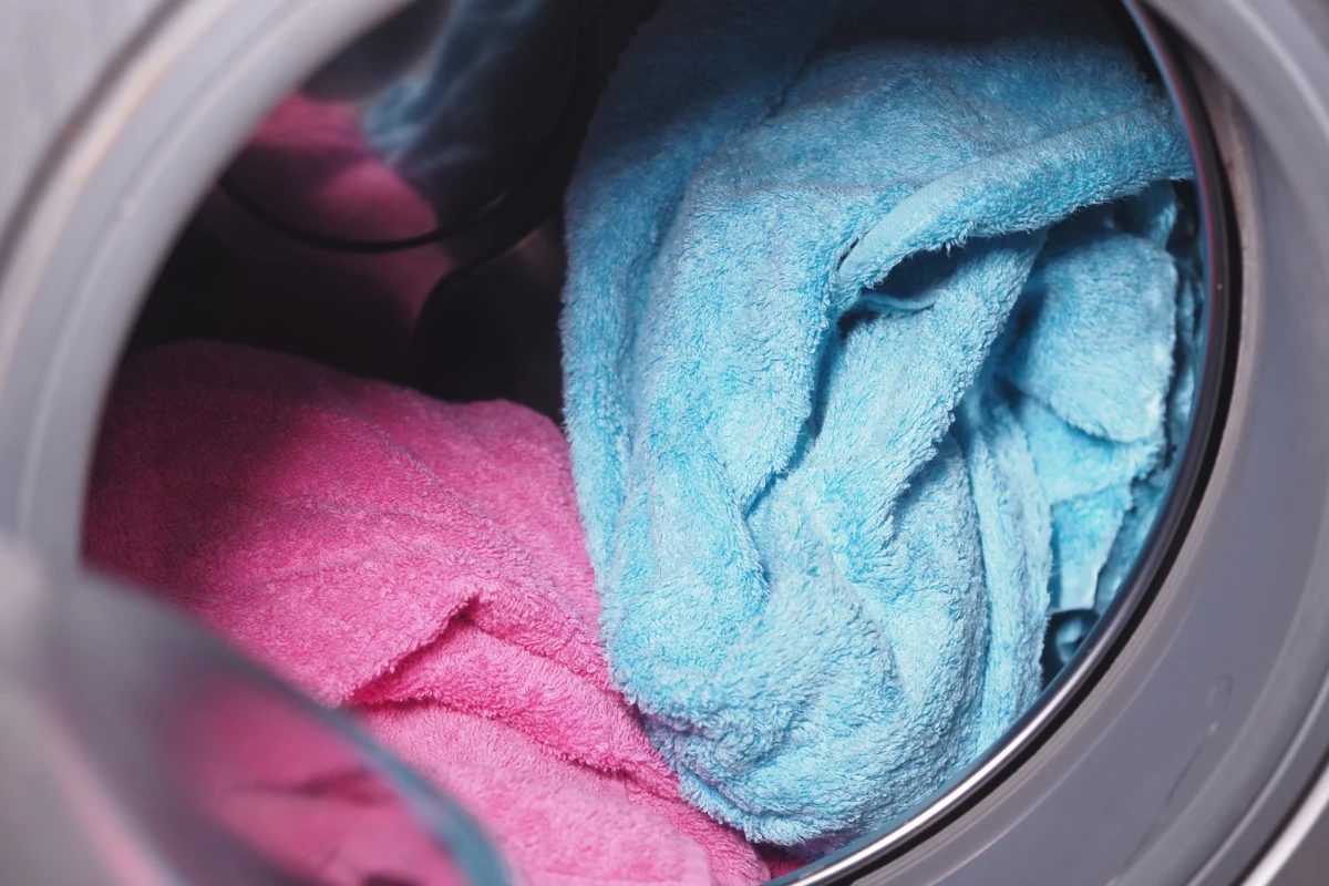 Ręczniki, zwłaszcza te pozostające wilgotne, mogą stać się siedliskiem bakterii. Wiele osób decyduje się więc na pranie ich w 60 stopniach Celsjusza. Eksperci jednak podkreślają, że nie zawsze jest to konieczne – skuteczne i higieniczne pranie można przeprowadzić w niższej temperaturze.