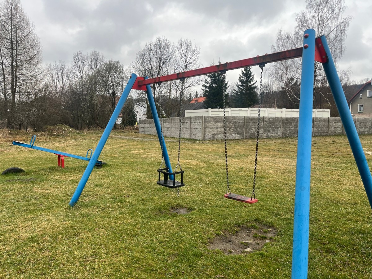 Interwencja RMF FM. Na placu zabaw postawiono kontenery dla uciążliwych mieszkańców