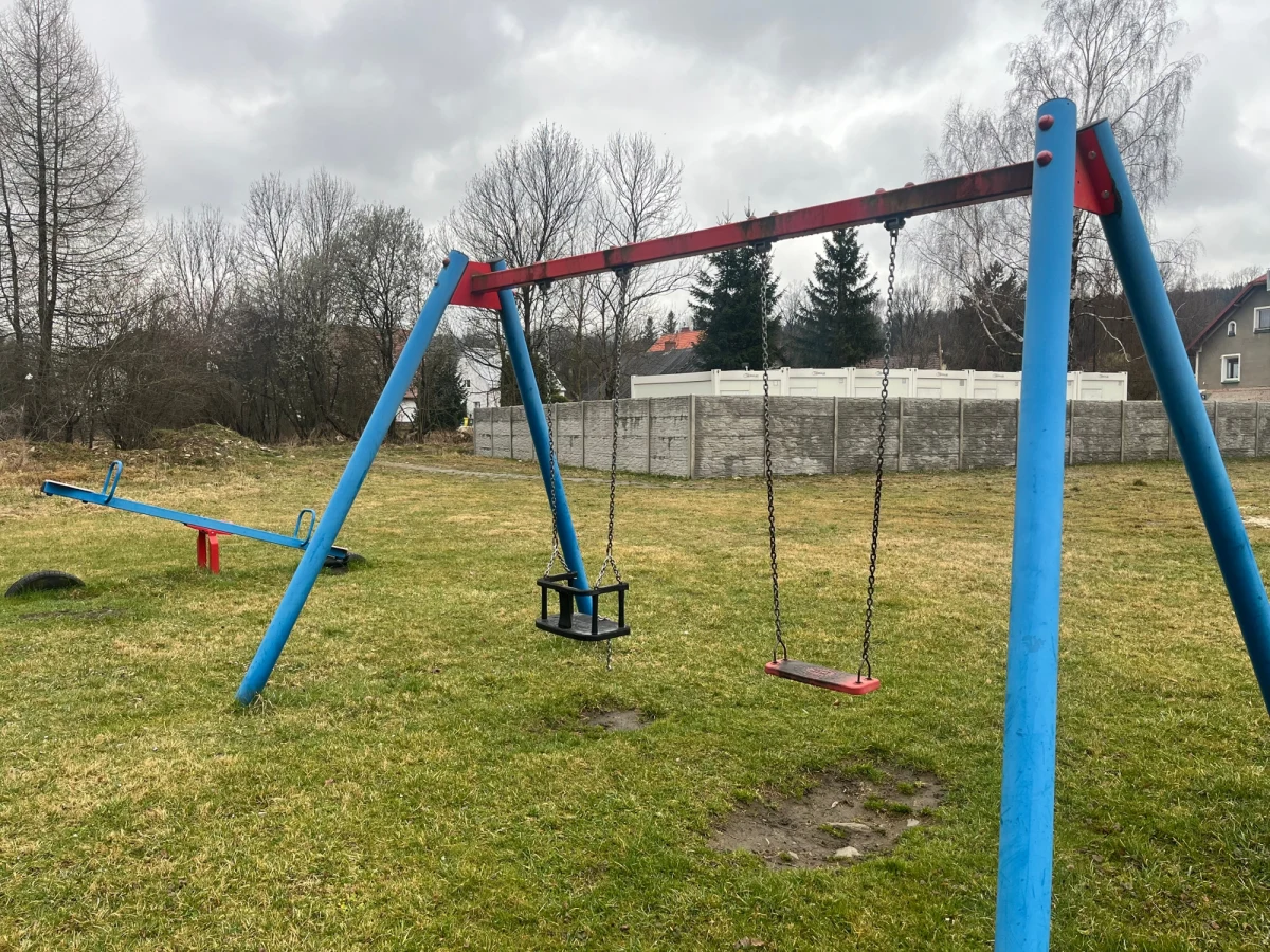 Na placu zabaw w Stroniu Śląskim (woj. dolnośląskie) stanęły kontenery dla mieszkańców, którzy są uciążliwi społecznie. Mieszkańcy poprosili RMF FM o interwencję. Na miejsce wybrała się nasza dolnośląska reporterka Martyna Czerwińska. 