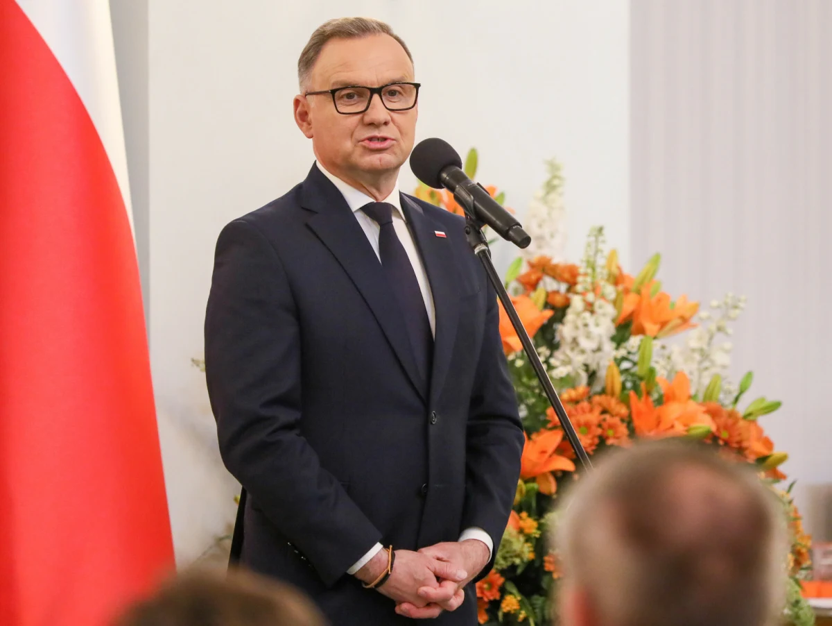 Słowa Andrzeja Dudy ucieszyły premiera Donalda Tuska. Chodzi o wypowiedź byłego prezydenta w sprawie zaprzysiężenia sędziów Trybunału Konstytucyjnego. Zdaniem Andrzej Dudy prezydent Karol Nawrocki jest związany uchwałą Sejmu i nie może przyjąć ślubowania tylko od wybranych sędziów. Jednocześnie dodał, że sam wybór przez Sejm nie wystarcza do uzyskania statusu sędziego TK i konieczne jest ślubowanie wobec prezydenta.
