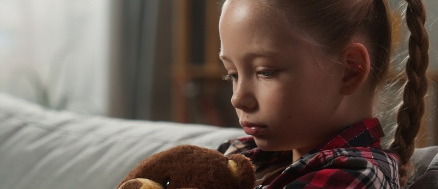 Dziecko nie zawsze mówi od razu, że coś je boli. Nie dlatego, że nic mu nie jest, ale dlatego, że często nie umie jeszcze dobrze nazwać swoich odczuć, bagatelizuje objawy albo nie chce martwić dorosłych. Tymczasem to właśnie od tego, jak szybko taki sygnał zostanie zauważony i zgłoszony, może zależeć dalsza reakcja rodzica i moment rozpoczęcia diagnostyki. Co sprawia, że dziecko zwleka z powiedzeniem o bólu?