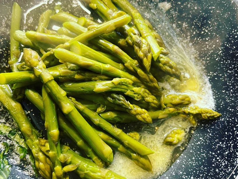 Szparagi w sosie maślanym. Jak je zrobić?
