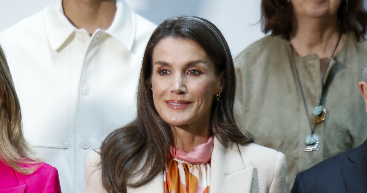 Garnitur modeluje sylwetkę. Królowa Letycja już nosi wiosenny hit