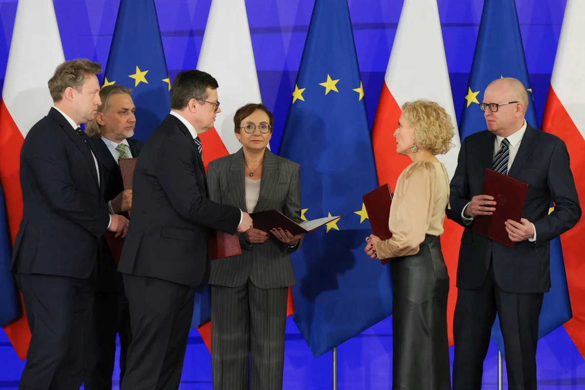 "To, co wydarzyło się w Sejmie, było happeningiem, a nie ślubowaniem" - tak szef klubu PiS Mariusz Błaszczak skomentował uroczystość ślubowania nowo wybranych sędziów Trybunału Konstytucyjnego. Zbigniew Bogucki, szef kancelarii prezydenta, stwierdził, że "po dzisiejszej farsie (...) nadal jest jedenastu sędziów TK i czterech antysędziów". Minister sprawiedliwości Waldemar Żurek nie ma wątpliwości: "To jest naprawdę dobry dzień dla demokracji".